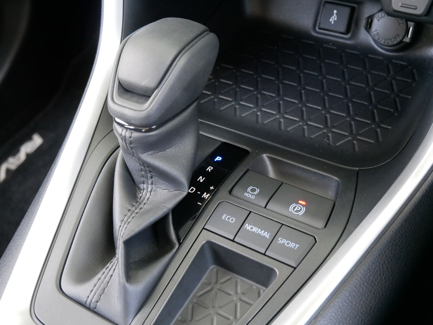 COMPREHENSIVE INTERIOR DETAIL